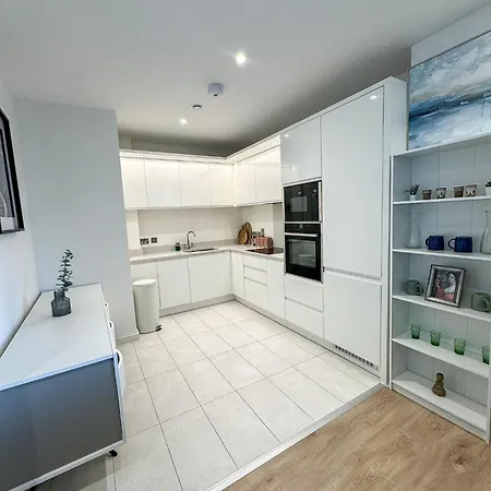 Elegant 2 Bedroom In Grand Canal Apartment *